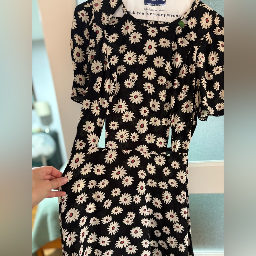 Size 6 Topshop daisy patterned dress